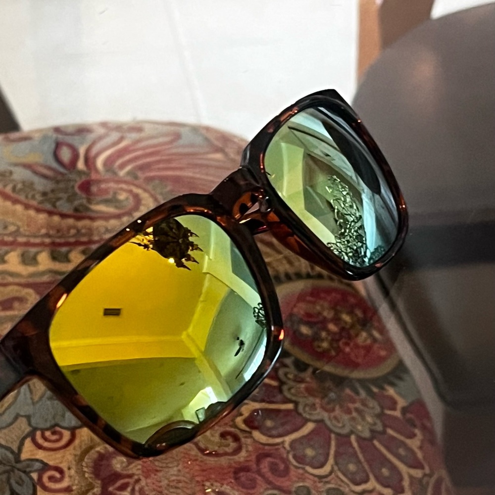 Tortoiseshell Frame Sunglasses with Green-Gold Mirrored Lenses